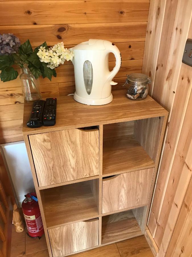 Unique Sheperds Hut Private Hot Tub, Ensuite & Kitchenette Clodock エクステリア 写真