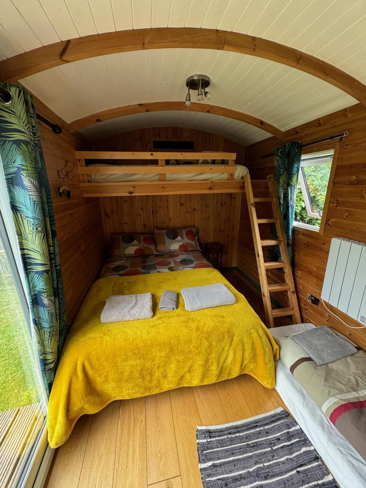 Unique Sheperds Hut Private Hot Tub, Ensuite & Kitchenette Clodock エクステリア 写真