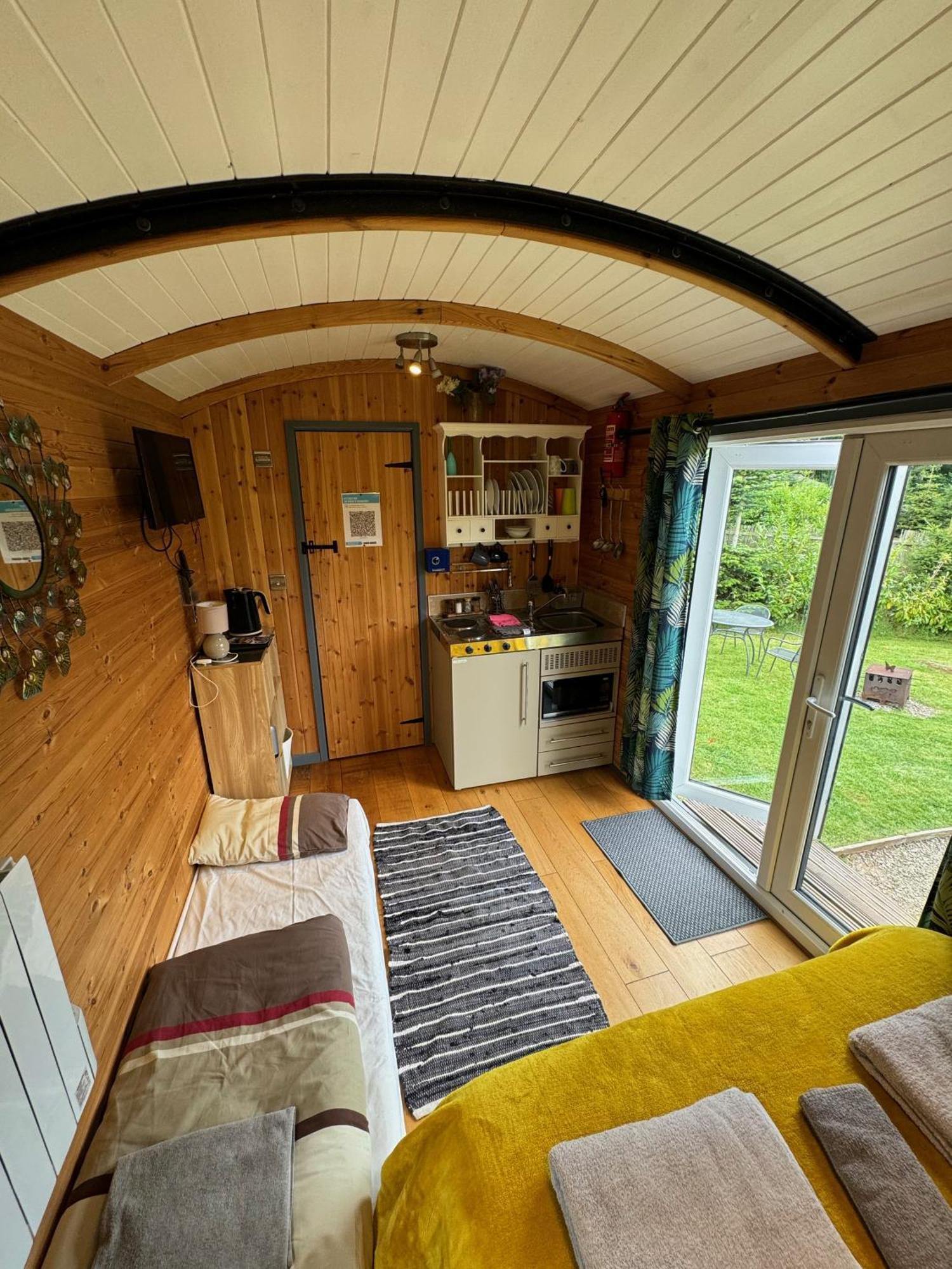 Unique Sheperds Hut Private Hot Tub, Ensuite & Kitchenette Clodock エクステリア 写真