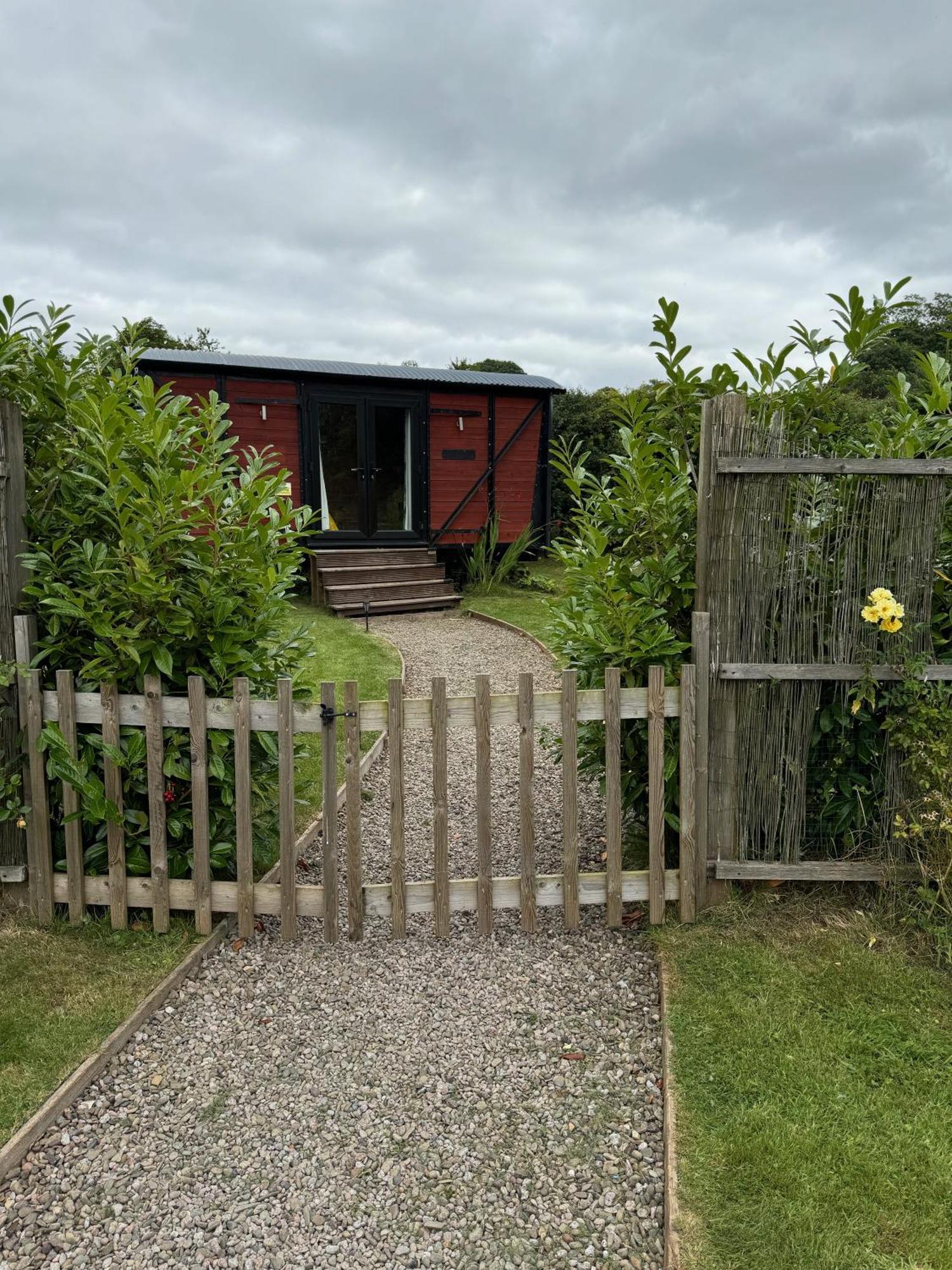 Unique Sheperds Hut Private Hot Tub, Ensuite & Kitchenette Clodock エクステリア 写真